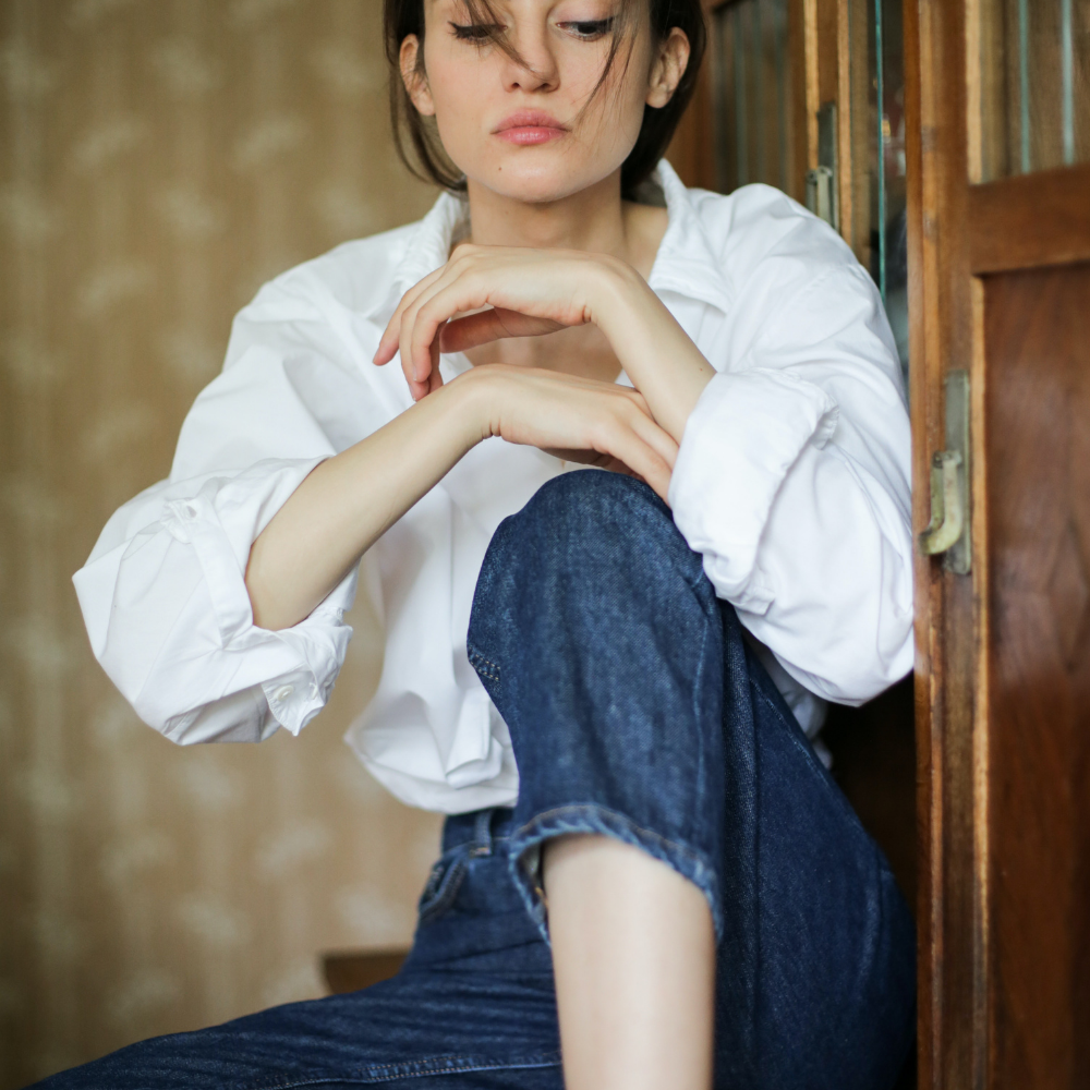 Looks con camisa blanca y pantalón vaquero que demuestran que es el combo perfecto